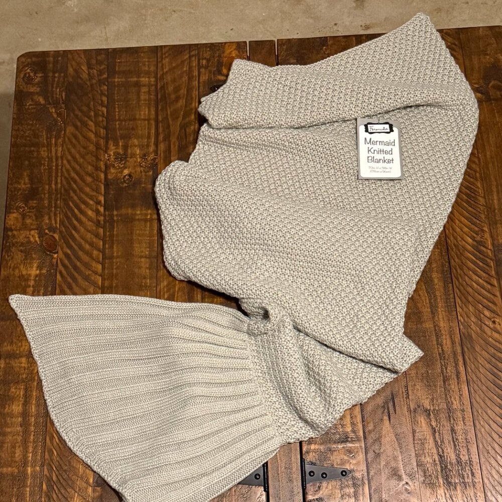 FORMULA MERMAID TAIL KNITTED BLANKET 70inx38in \ GREY \ NEW W\ TAGS